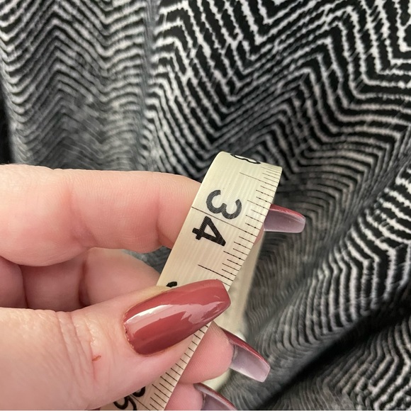 Black white chevron tank shark hem 3X - Picture 5 of 11